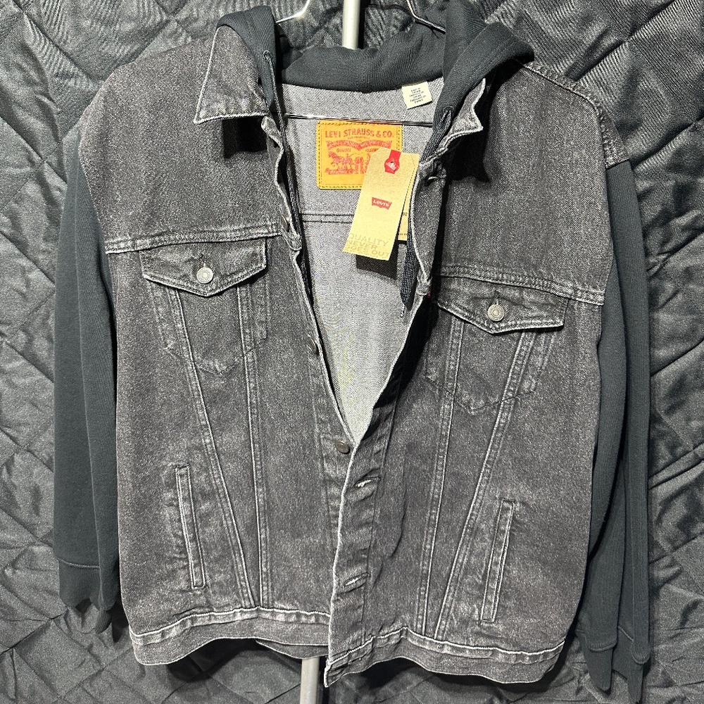 NWT Levi’s Hybrid hooded trucker jacket